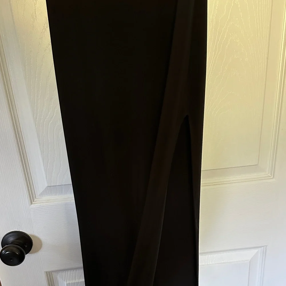 Elegant Black Off-the-Shoulder Dress - Picture 4 of 4